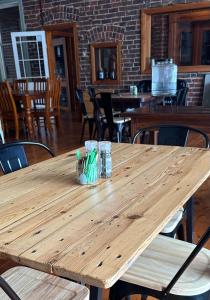 - une table de pique-nique en bois dans un restaurant avec des chaises dans l'établissement THE FED AND BED TEMORA, à Temora