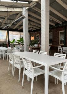 duży biały stół i krzesła w budynku w obiekcie THE FED AND BED TEMORA w mieście Temora