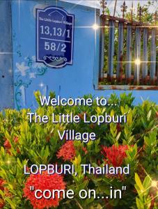 Un cartello che dice benvenuto nel piccolo villaggio di Londra di The Little Lopburi Village a Lopburi