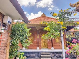 a house with a gold door and some plants at Pondok Selip Guesthouse in Krambitan