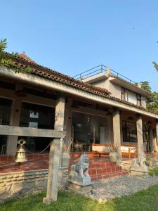 une maison avec une sonnette en face dans l'établissement Machan Country Villa, à Chitwan