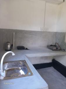 cocina con fregadero y encimera en Amith Villa Kabalana, en Koggala