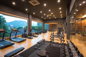 een fitnessruimte met veel loopbanden en crosstrainers bij Hillside Residence Khaoyai in Mu Si