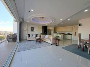 un grand salon avec un canapé et une table dans l'établissement VIP 2BR Penthouse-Kandi Palace 155sqm w/ Jacuzzi, à Ángeles