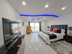 - une grande chambre avec un grand lit et un plafond bleu dans l'établissement VIP 2BR Penthouse-Kandi Palace 155sqm w/ Jacuzzi, à Ángeles 37 autres photos
