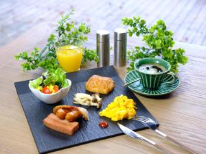 una mesa con un plato de comida en una mesa en Almeria Hotel en Yamanakako