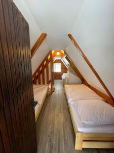 Ubytování Doubice في Doubice: غرفة بسريرين في العلية