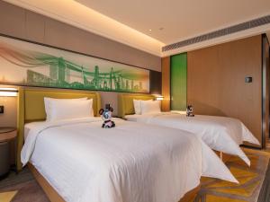 Postel nebo postele na pokoji v ubytování Hampton by Hilton Chengdu Xibo City