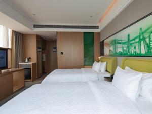 Postel nebo postele na pokoji v ubytování Hampton by Hilton Chengdu Xibo City