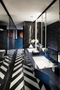 a bathroom with a black and white checkered floor at Loy Pela Voyages in Godown