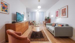a living room with a couch and a tv at La bulle Stanislas in Nancy