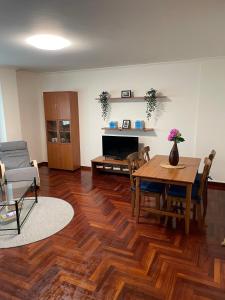 Una sala de estar con una mesa y un comedor. en Cangas Piso Completo, en Cangas de Morrazo