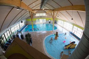 uitzicht op een groot binnenzwembad bij Villa WaterGeluk ҉ in Susteren