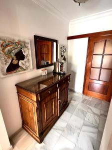 cocina con encimera de madera y puerta en Casa Beatriz V, en Rincón de la Victoria