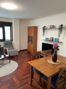 una sala de estar con una mesa y un sofá en Cangas Piso Completo, en Cangas de Morrazo