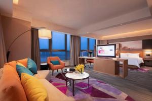 TV a/nebo společenská místnost v ubytování Hampton by Hilton Chengdu Xibo City