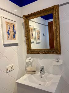 bagno con lavandino bianco e specchio di La Mar Poolvilla a Costa Teguise