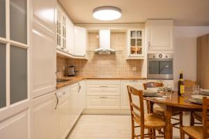 Dapur atau dapur kecil di Snowflake-Ski in & out next to Matterhorn Express