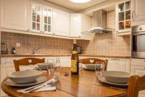 Dapur atau dapur kecil di Snowflake-Ski in & out next to Matterhorn Express