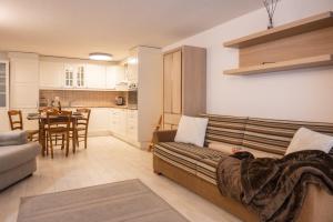 Dapur atau dapur kecil di Snowflake-Ski in & out next to Matterhorn Express