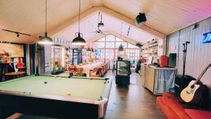 Kunming Upland International Youth Hostel ,near the city center ,2 mins walk to the subway, 2 mins walk to the Green Lake, Close to Yuan tong Temple, Old street, Yunnan University, convenient payment and visa cards are accepted内的一张台球桌