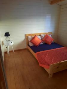 En eller flere senger på et rom på Chalets Chomoni