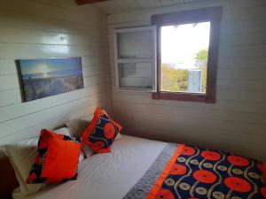 En eller flere senger på et rom på Chalets Chomoni