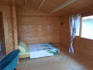 En eller flere senger på et rom på Chalets Chomoni