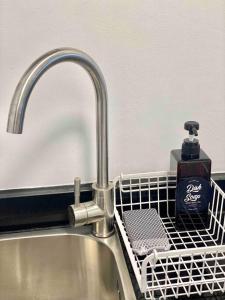 eine Küchenspüle mit einem Wäscheständer mit einer Flasche Seife in der Unterkunft Daniel's Studio in Saigon Center with Hot tub and View in Ho-Chi-Minh-Stadt