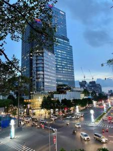 eine belebte Stadtstraße mit vielen Autos und Gebäuden in der Unterkunft Daniel's Studio in Saigon Center with Hot tub and View in Ho-Chi-Minh-Stadt