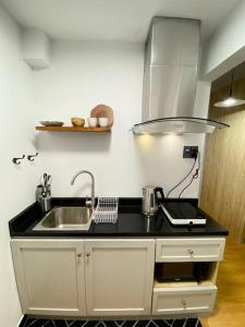 eine Küche mit Spüle und Arbeitsplatte in der Unterkunft Daniel's Studio in Saigon Center with Hot tub and View in Ho-Chi-Minh-Stadt