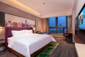 Postel nebo postele na pokoji v ubytování Hampton by Hilton Chengdu Xibo City