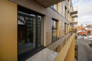 羅茲的住宿－Komfortowe Apartamenty z Garażem na Milionowej，享有建筑景致的阳台