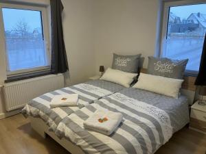 um quarto com uma cama com duas toalhas em Borsch urlaub Ferienwohnungen em Geisa