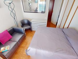 une chambre avec un lit, une chaise et un bureau dans l'établissement Studio climatisé avec terrasse face à la mer - FR-1-196-346, à Menton