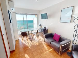 un salon avec un canapé et une table dans l'établissement Studio climatisé avec terrasse face à la mer - FR-1-196-346, à Menton