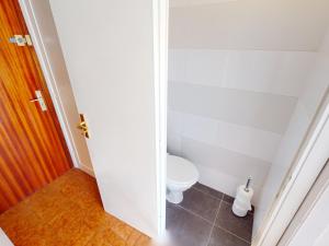 une petite salle de bain avec toilettes dans une chambre dans l'établissement Studio climatisé avec terrasse face à la mer - FR-1-196-346, à Menton