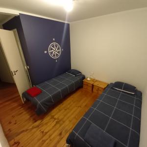 Zimmer mit 2 Betten in einem Zimmer mit einem Rad an der Wand in der Unterkunft Veldemani puhkemaja in Vaibla