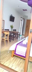TV a/nebo společenská místnost v ubytování Ms Tri Homestay