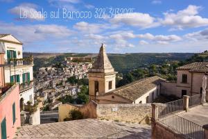 vista sulla città dal tetto di un edificio di Le Scale Sul Barocco a Ragusa