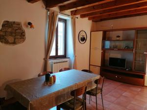 cocina y comedor con mesa y sillas en Casa Sveva - Appartamento vista castello, en Costa di Mezzate