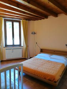 a bedroom with a bed and two windows at Casa Sveva - Appartamento vista castello in Costa di Mezzate