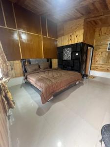 um quarto com uma cama grande num quarto em Ulina Homestay VIP Berastagi em Berastagi
