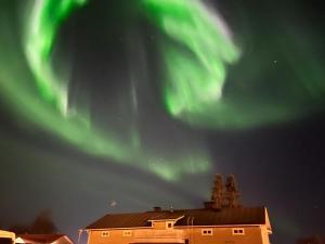 uma imagem da aurora no céu sobre uma casa em Apartment Suutarintie em Rovaniemi