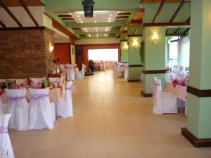 a row of tables and chairs in a banquet hall at Park Hotel Ribaritsa in Ribarica +82 photos