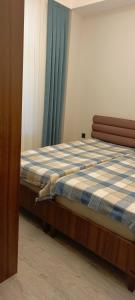 Katil atau katil-katil dalam bilik di Delmar Buzovna Seaside Apartments +31 gambar