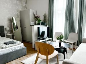 布達佩斯的住宿－T32 Central Modern Suites，客厅配有沙发和桌子。