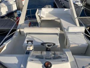 Un barco blanco con asientos blancos en el agua. en El yate de la Ría, en Vigo 6 fotos más