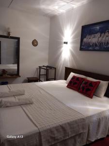 Säng eller sängar i ett rum på Amith Villa Kabalana