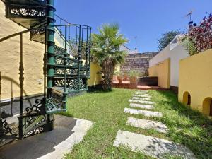una escalera en un patio junto a un edificio en Villa Murailles & Jacuzzi, en Caminha